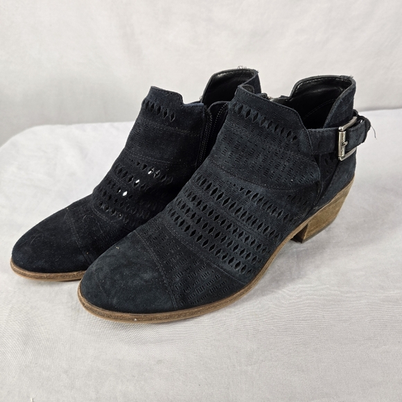 Vince Camuto  Paavani Perforated Size 7.5 Buckle Zip Ankle Bootie Womens Black - Picture 1 of 9